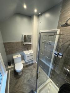 Beautiful 6 bed home in Birmingham perfect for contractors!