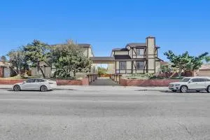 3BR/3BA Townhouse in El Monte - مونروفيا