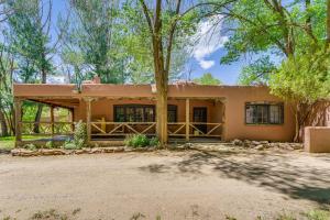 Mid-Century Modern Taos Home w Hot Tub & Fire Pit