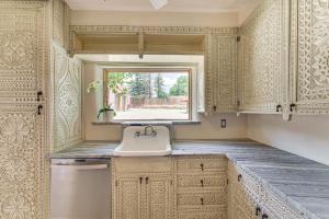 Mid-Century Modern Taos Home w Hot Tub & Fire Pit