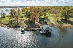 Entire lake house at Lake Fork with private bay, boat ramp, fishing light & 8 acres land - Point