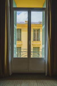 Double Room with Shower and Balcony room in Hotel Gounod