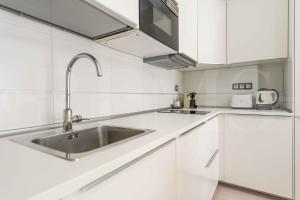 Adorable flat with private parking in the center by REMS