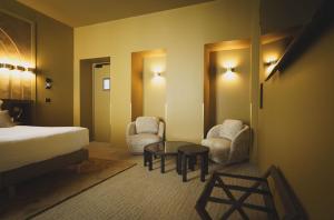 Deluxe Room with Bath and Shower room in Hotel Gounod