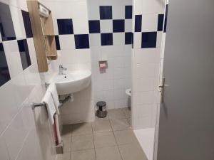 Hotels Hotel Victoire, Poitiers Gare : Chambre Double