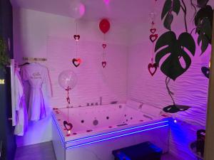 Love hotels Maison equipee avec petit dejeuner gratuit - balneo- sauna - siege massant et piece secrete : photos des chambres