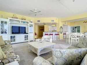 Penthouse Condo with wrap around views of the ocean - SR802