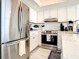 Oceanfront Sunrise Overlooking Pool Walk to shopping dining Sunrise 805