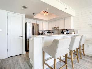 Oceanfront Sunrise Overlooking Pool Walk to shopping dining Sunrise 805