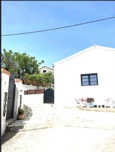 Lithari House Car included