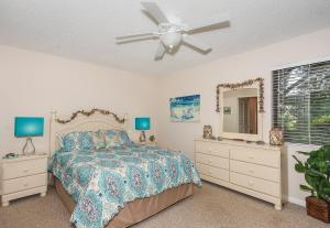 Quaint 2 bedroom 2 bath villa Walking distance to the car free beach. S4358
