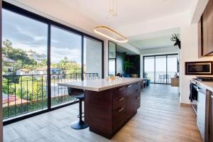 Oceanview Luxury with Pool and BBQ, Near Romantic Zone