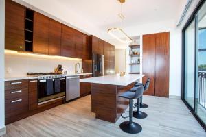 Oceanview Luxury with Pool and BBQ, Near Romantic Zone