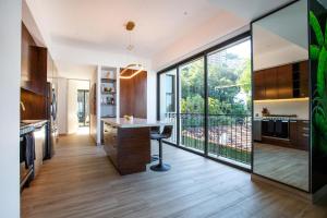 Oceanview Luxury with Pool and BBQ, Near Romantic Zone