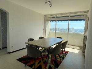 Panorama exceptionnel pour ce T4 en bord de mer