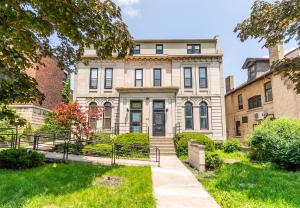 Modern 1BR Apartment in James South Area