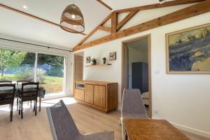 maisonnette entre bois et champs