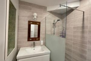 maisonnette entre bois et champs