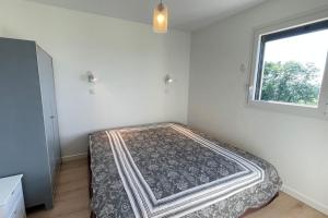 maisonnette entre bois et champs