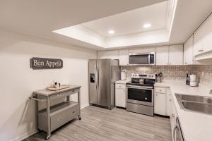 1055-302 Third Floor High-Rise Retreat