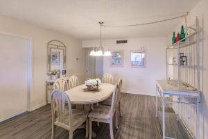 1055-302 Third Floor High-Rise Retreat