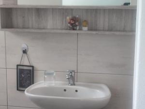 Spacious Double Room for Two with Pool, Braai, Gas Stove, Complete Kitchen, Fast WiFi and Private Bathroom