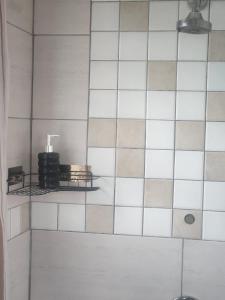 Spacious Double Room for Two with Pool, Braai, Gas Stove, Complete Kitchen, Fast WiFi and Private Bathroom