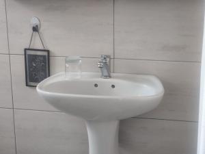 Spacious Double Room for Two with Pool, Braai, Gas Stove, Complete Kitchen, Fast WiFi and Private Bathroom