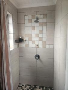 Spacious Double Room for Two with Pool, Braai, Gas Stove, Complete Kitchen, Fast WiFi and Private Bathroom