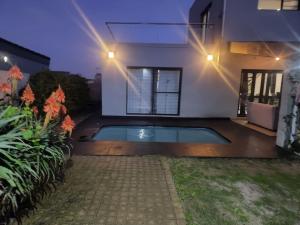 Spacious Double Room for Two with Pool, Braai, Gas Stove, Complete Kitchen, Fast WiFi and Private Bathroom