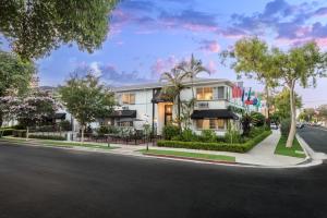 Wilshire Crest Hotel