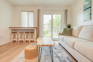 Beachy Gulf Shores Condo with Pool, Walk to Shore!