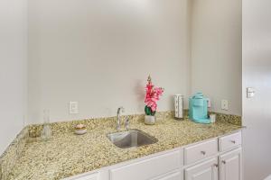 Bright Biloxi Condo Walk to the Beach!