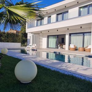 Luxury Villa Milly Heated indoor and outdoor pool - Ubytování bez kategorie ve městě Vrh
