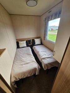 3 bedroom caravan close to beach and fantasy island