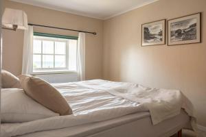 Two floors one bedroom apt next to the wall