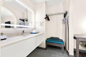 Queen Room - Non-Smoking room in Best Western Catalina Inn