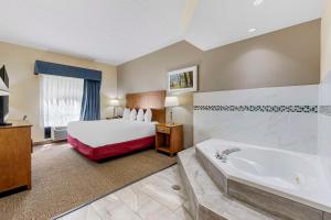King Suite with Jetted Tub / Non-Smoking room in Best Western Thunderbird Motel