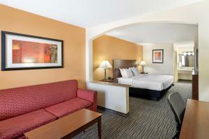 King Suite room in Best Western Snyder Inn