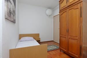 Apartments with parking space Senj - 5571