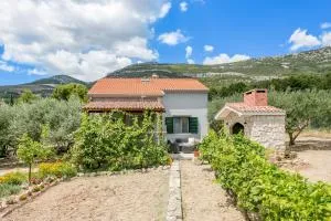 Secluded holiday house Kastel Stari, Kastela - 23384 - Radošić