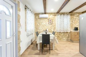 Secluded holiday house Kastel Stari, Kastela - 23384