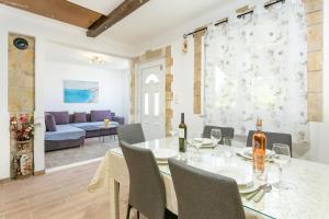 Secluded holiday house Kastel Stari, Kastela - 23384