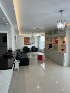 Cobertura 5 suites frente mar Guarujá Pitangueiras