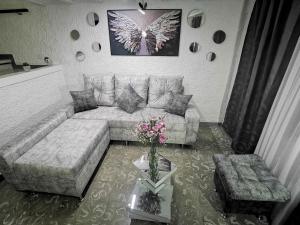 Casangel Hogar Familiar en Sector Exclusivo cerca al Aeropuerto Local frente al Poblado