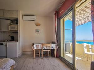 Le Lavandou, studio cabine 4 pers, plage à 10m, clim, parking - FR-1-803-24