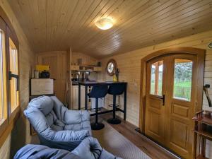 Maisons de vacances Roulotte cosy avec jacuzzi et spa, massages bien-etre, nature et calme, pres de Lyon - FR-1-582-477 : photos des chambres