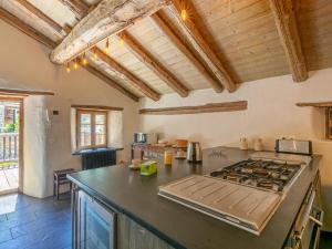 Chalet 17°C restauré, 4 ch, au cœur du vieux Val-dIsère, grande cheminée, proche pistes, parking, WiFi - FR-1-694-358