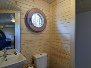 Roulotte cosy avec jacuzzi et spa, massages bien-être, nature et calme, près de Lyon - FR-1-582-477