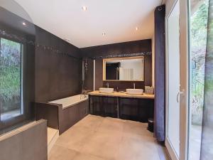 Maisons de vacances Location Villa Haut de Gamme a Fayence : Piscine, Lac, Golf, Foret, Vignobles, 5 Chambres - FR-1-779-8 : photos des chambres